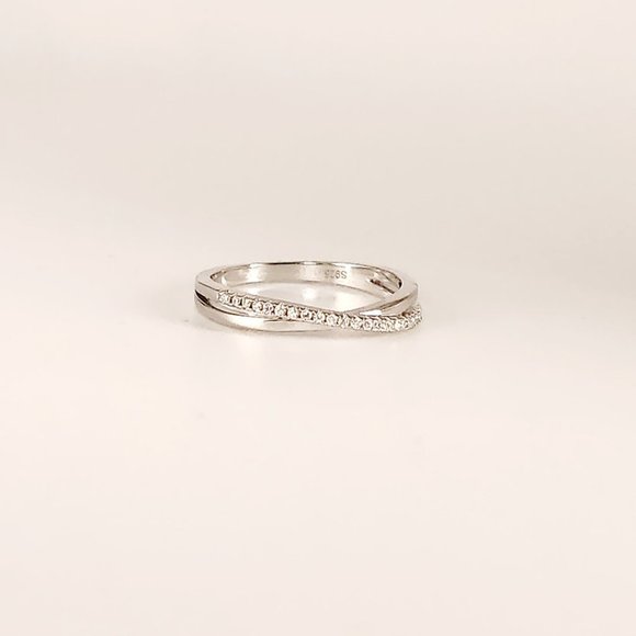 0.33ct Moissanite Shimmering Band - Picture 4 of 9